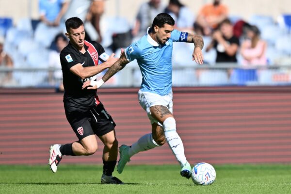 As Roma 11/10/2026 - campionato di calcio serie A / Lazio-Monza / foto Antonello Sammarco/Image Sport
nella foto: Mattia Zaccagni-Samuele Birindelli